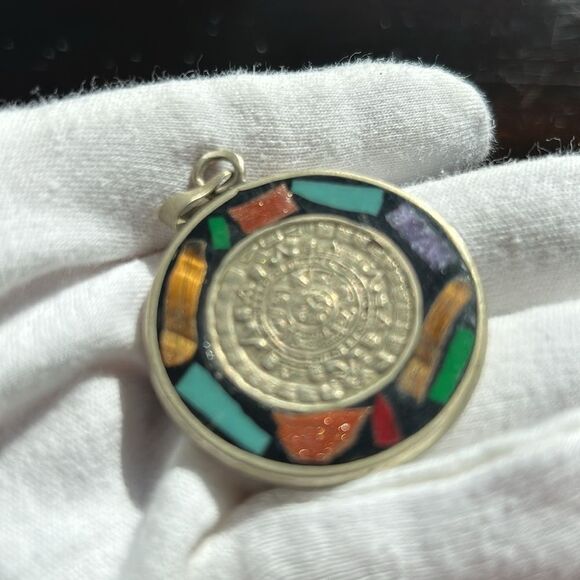 Vintage Mexican Aztec calendar 925 Sterling stamped 2 inch in laid with stones - Picture 8 of 11